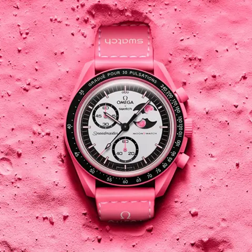斯沃琪 bioceramic moonswatch 系列 mission to the pink moonphase 腕表:向四月的迷你满月致敬 斯沃琪 bioceramic moonswatch 系列 mission to the pink moonphase 腕表:向四月的迷你满月致敬